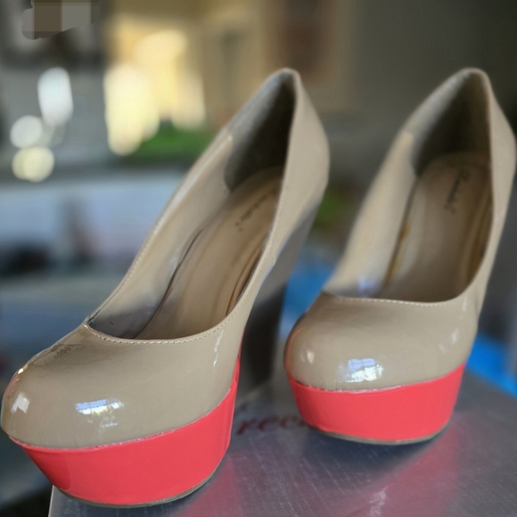 NIB!! Tan and Pink Platform Wedge Heels size 10 - Picture 2 of 8